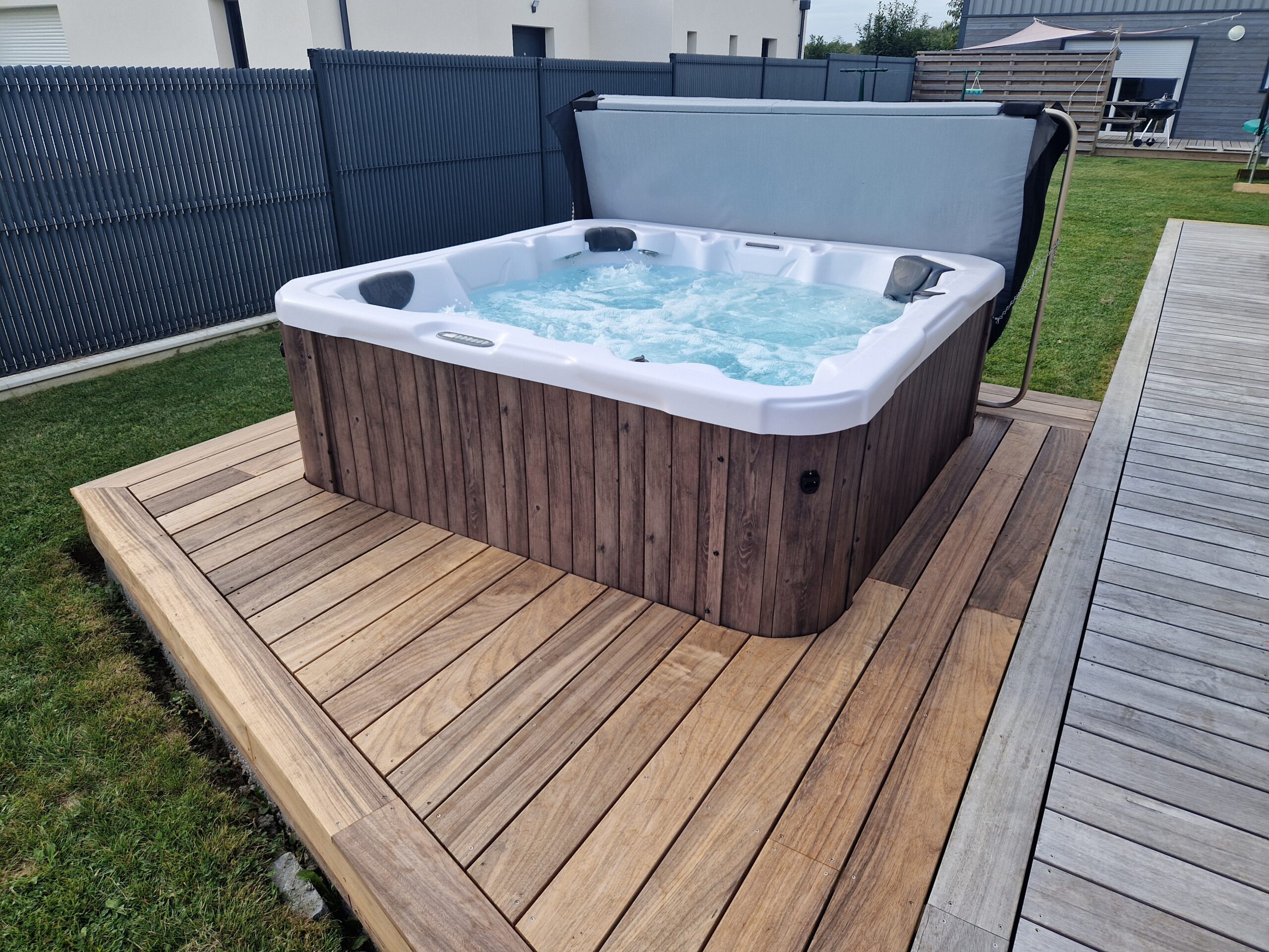 Aménagement autour d'un jacuzzi